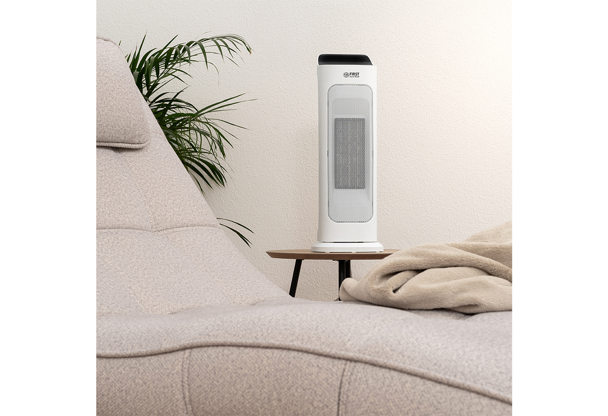 Απεικονίζεται το αερόθερμο πάνω σε τραπεζάκι  σε δωμάτιο.